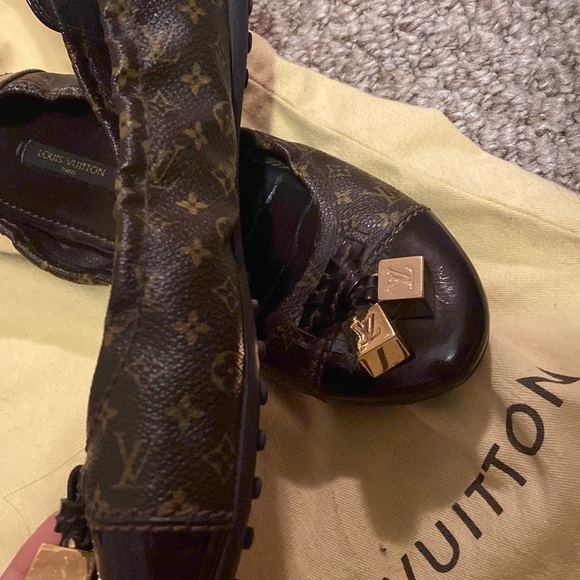 lV flat shoes like new - Picture 2 of 5